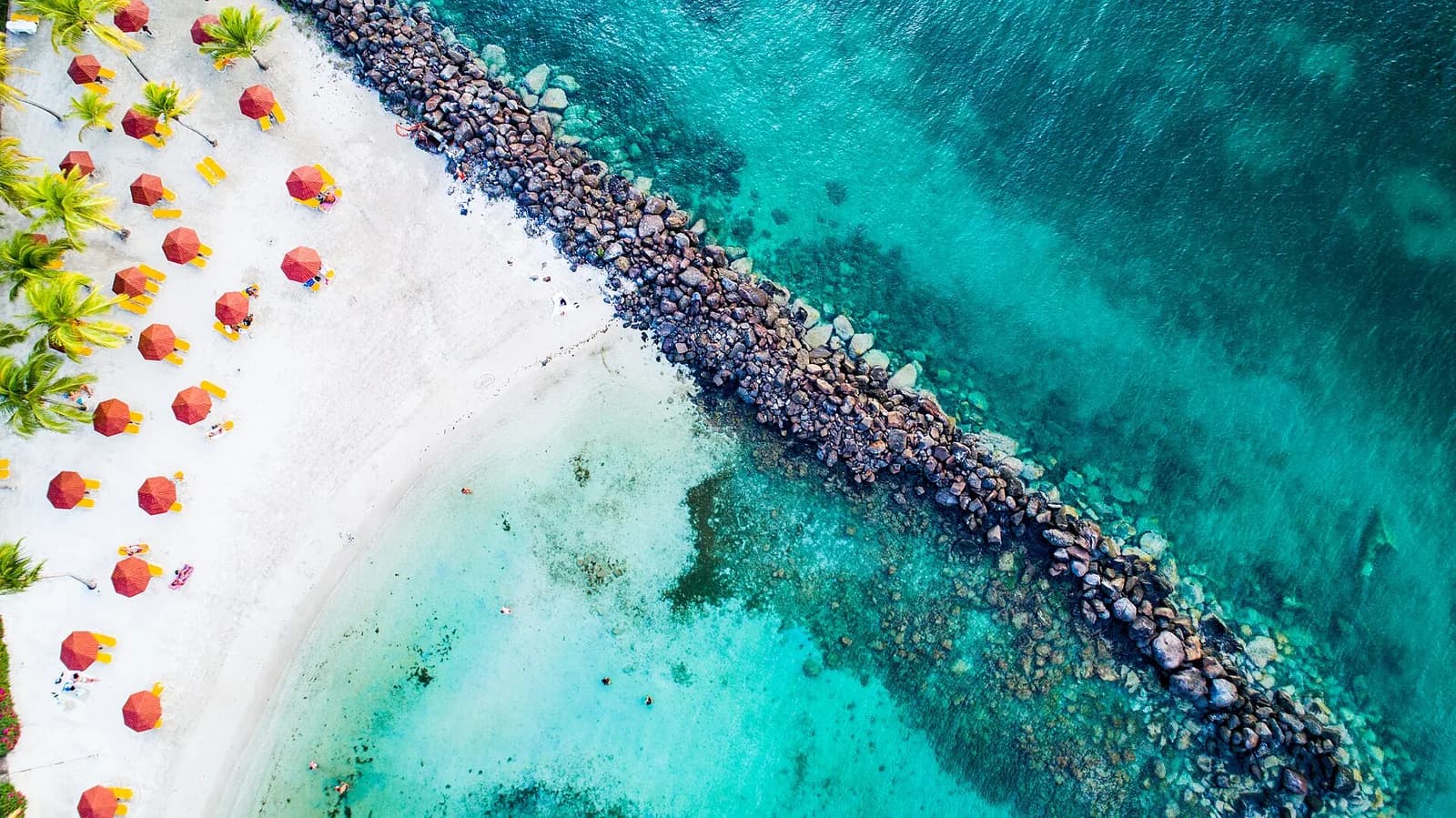 Vue aérienne de la plage et de la digue de la Pointe du Bout, aux Trois-Îlets, en Martinique