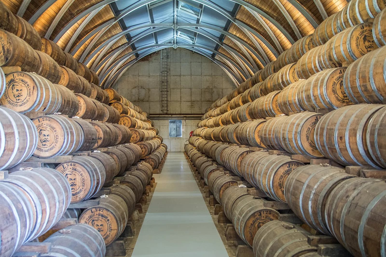 Chais voûtés de l'Habitation Clément au François, en Martinique, avec des rangées de fûts de vieillissement du rhum