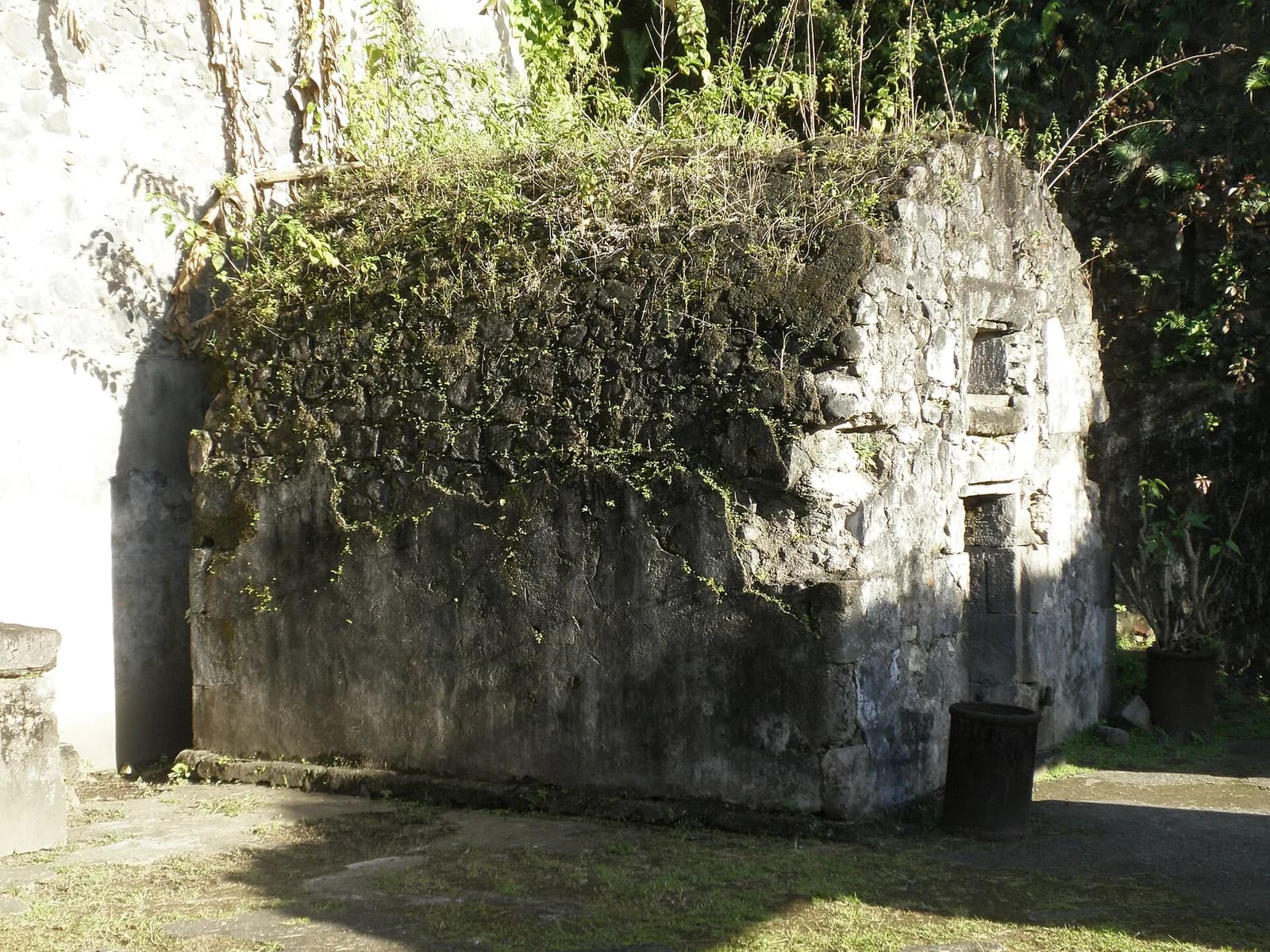 Le cachot voûté de la prison en ruine de Saint-Pierre, dit cachot de Cyparis, en Martinique