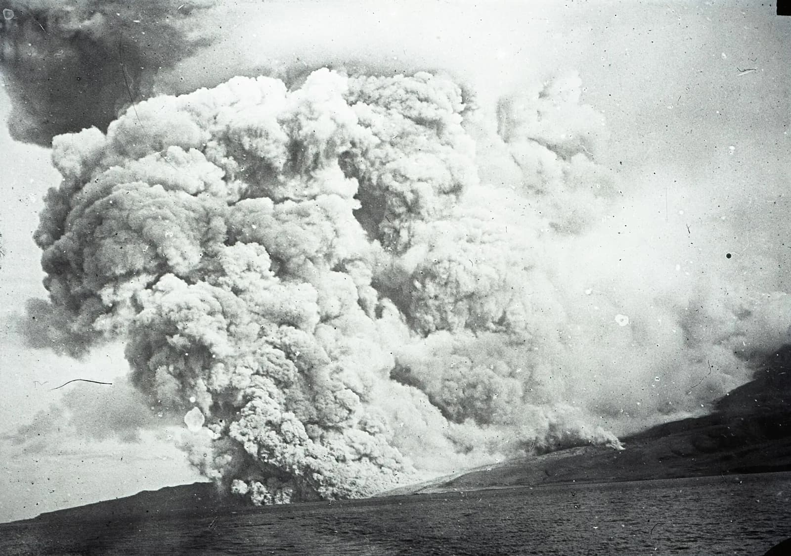 Nuée ardente de la montagne Pelée en 1902, photographiée depuis la mer