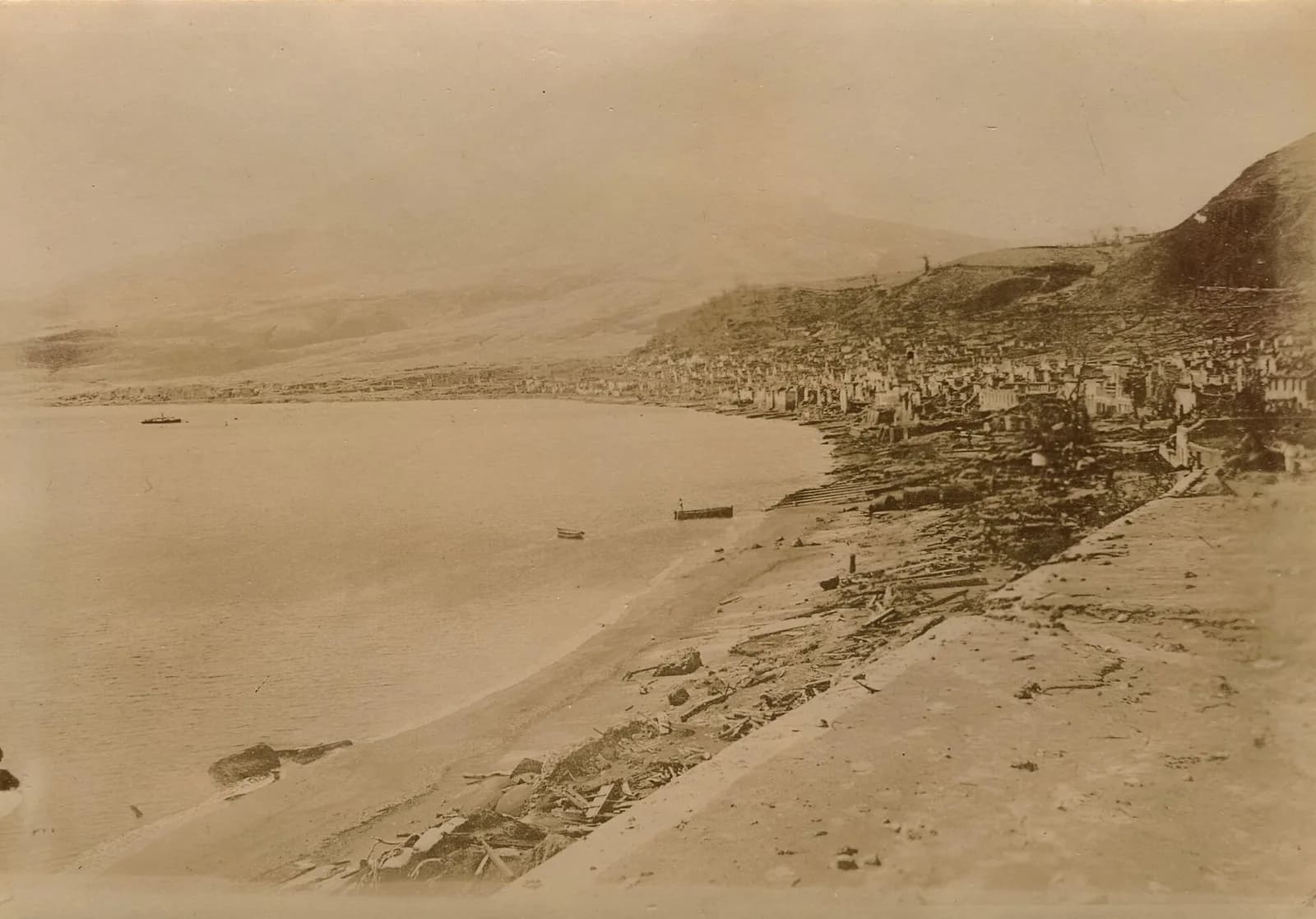 Saint-Pierre en ruines après l'éruption de la montagne Pelée en 1902, vue sur la baie et la ville détruite