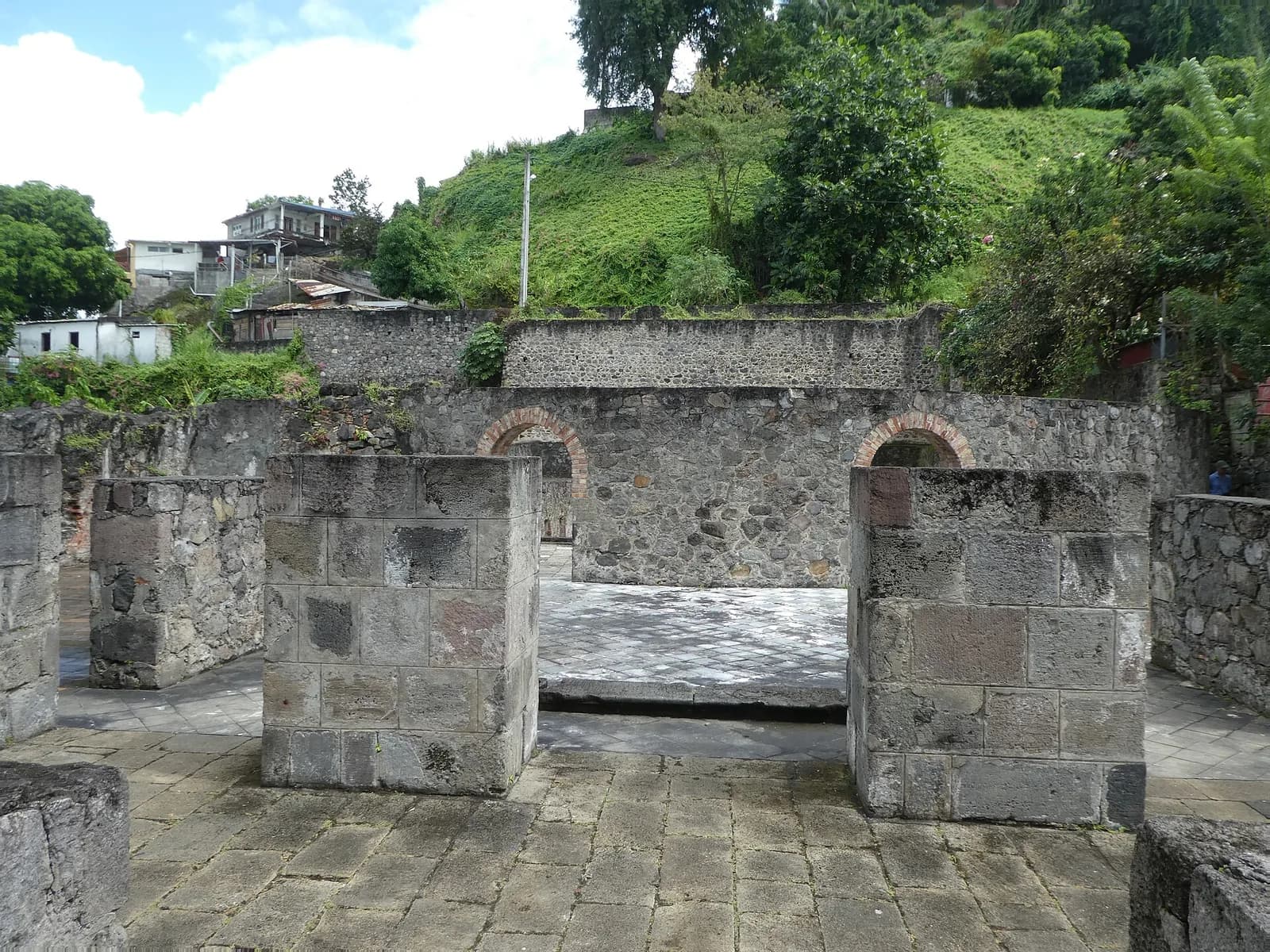 Murs et arches de pierre volcanique des ruines du théâtre de Saint-Pierre