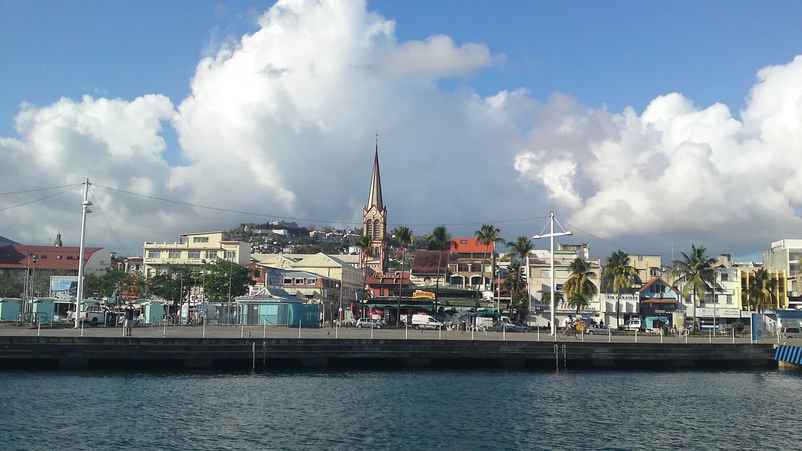 Front de mer de Fort-de-France avec la cathédrale Saint-Louis et les palmiers sous de gros cumulus