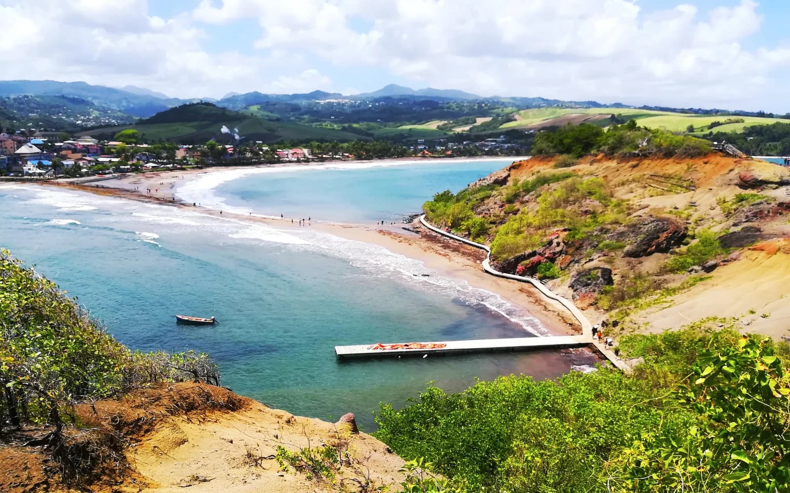 Le tombolo de Sainte-Marie vu depuis la colline : le banc de sable relie la plage du bourg à l'îlet, sur la côte atlantique de la Martinique