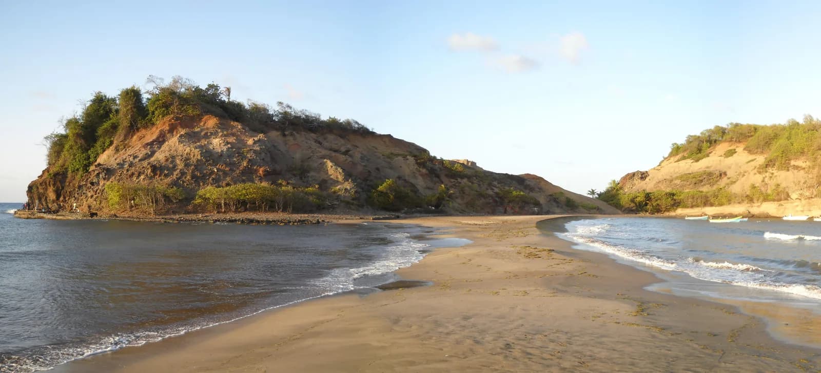 L'îlet Sainte-Marie, boisé, au bout du banc de sable du tombolo, côte atlantique de la Martinique