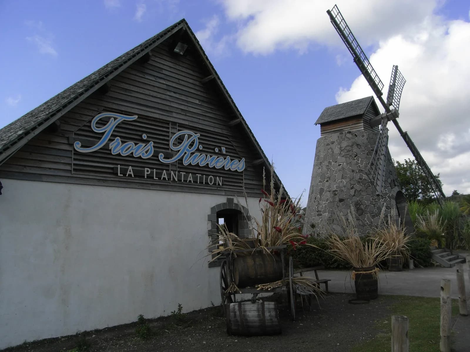 Bâtiment La Plantation du domaine Trois-Rivières avec ses fûts et le moulin en pierre, Sainte-Luce, Martinique