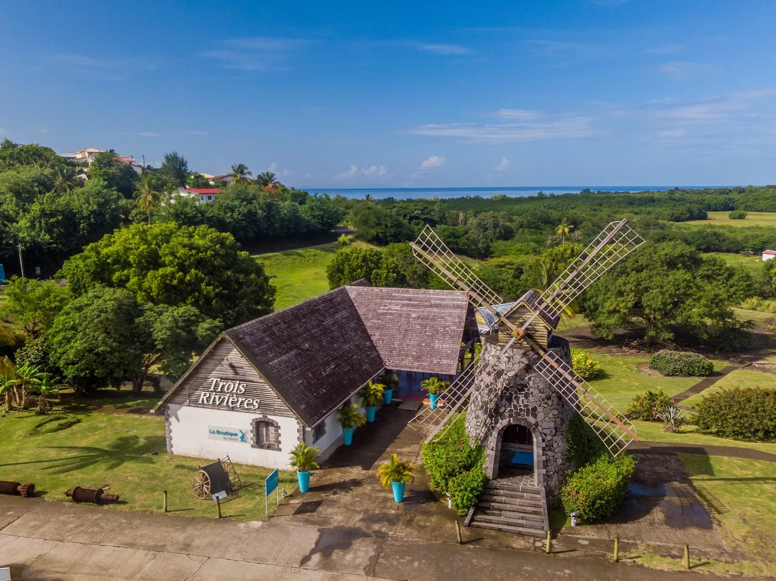 Vue aérienne du moulin à vent en pierre de la plantation Trois-Rivières et de la boutique, Sainte-Luce, Martinique