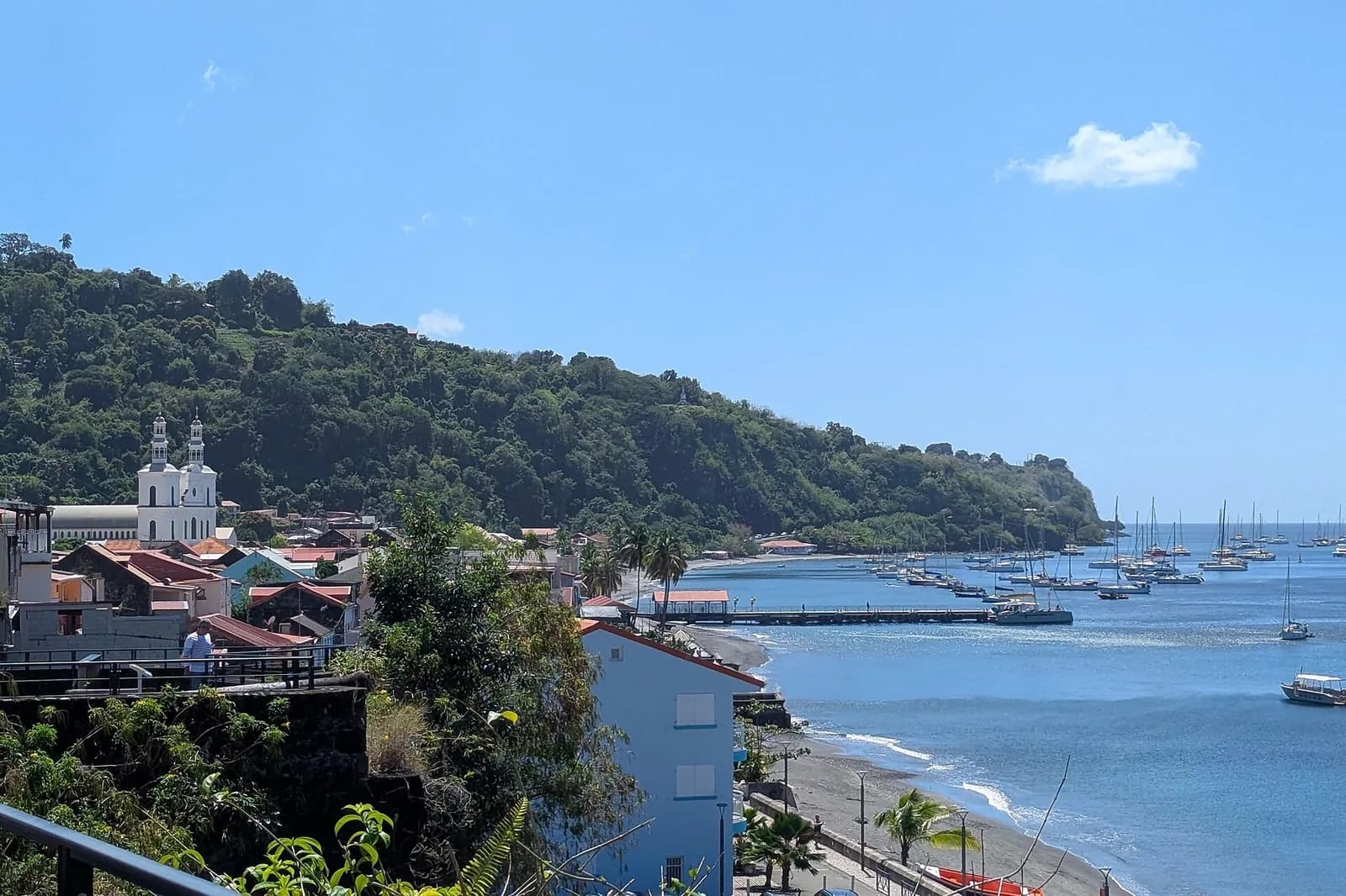 Baie de Saint-Pierre, en Martinique, avec la cathédrale et les voiliers au mouillage
