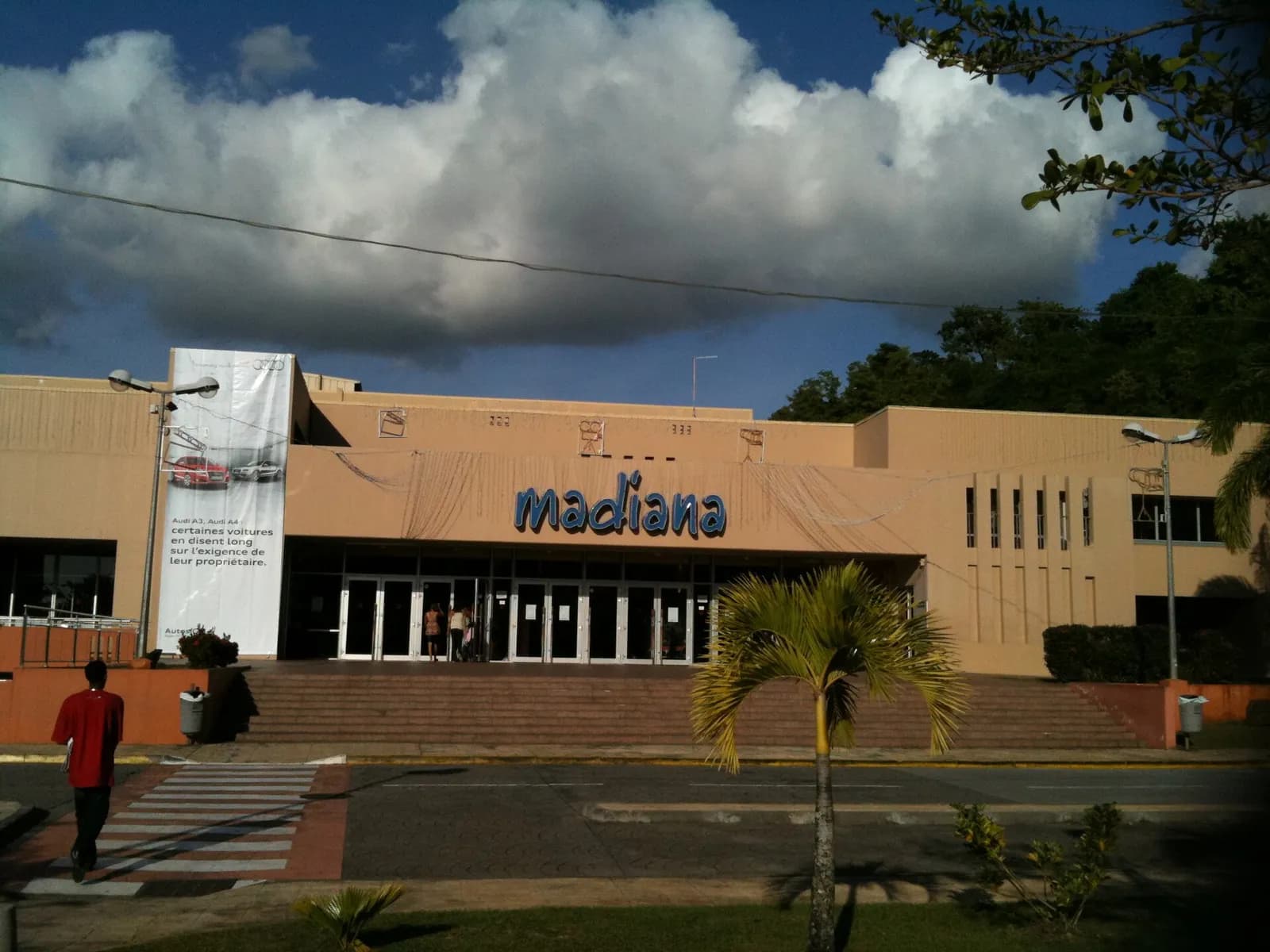 Façade du cinéma et palais des congrès Madiana à Schœlcher, en Martinique