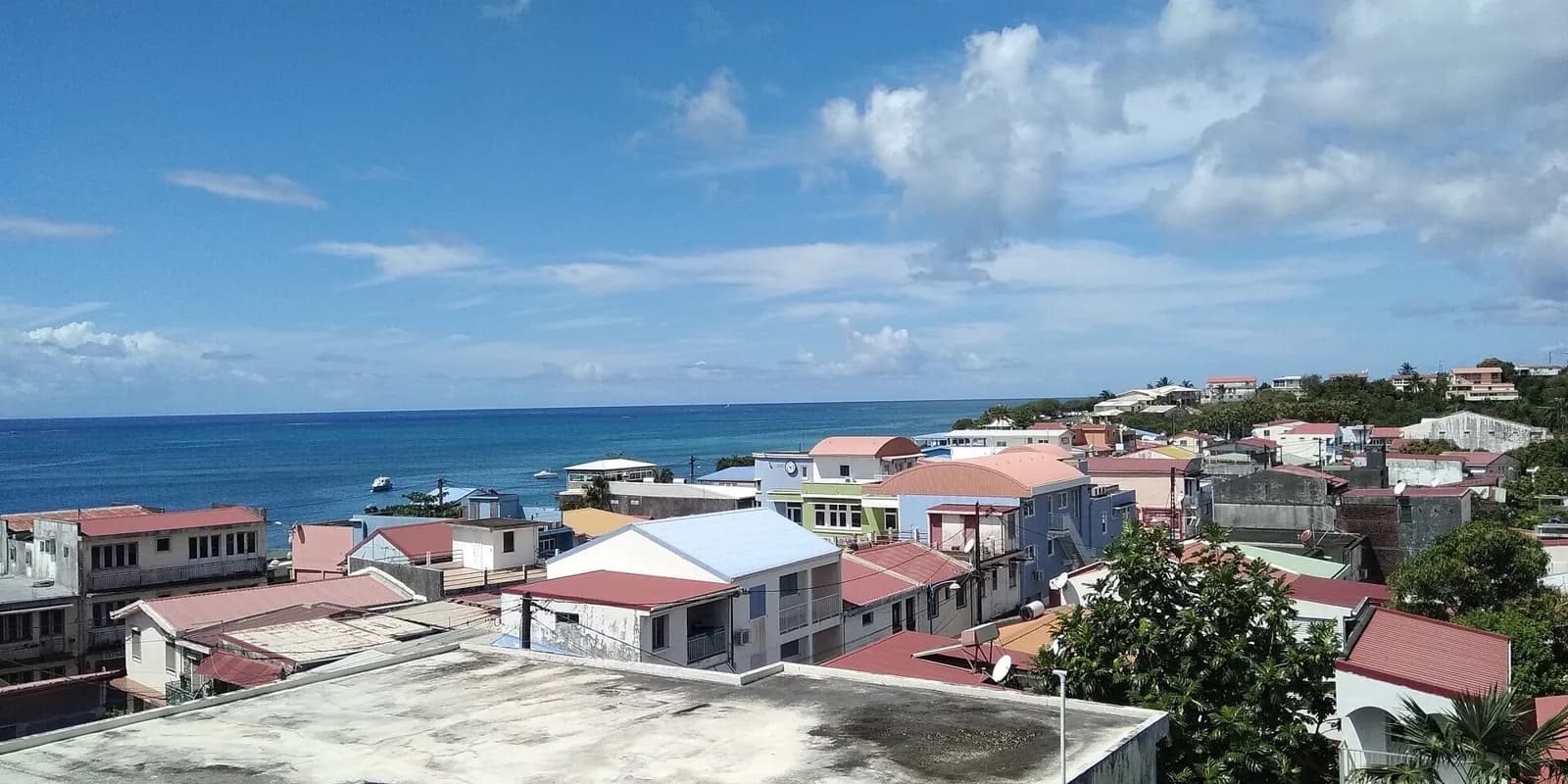 Toits du bourg de Sainte-Luce et mer des Caraïbes, Martinique