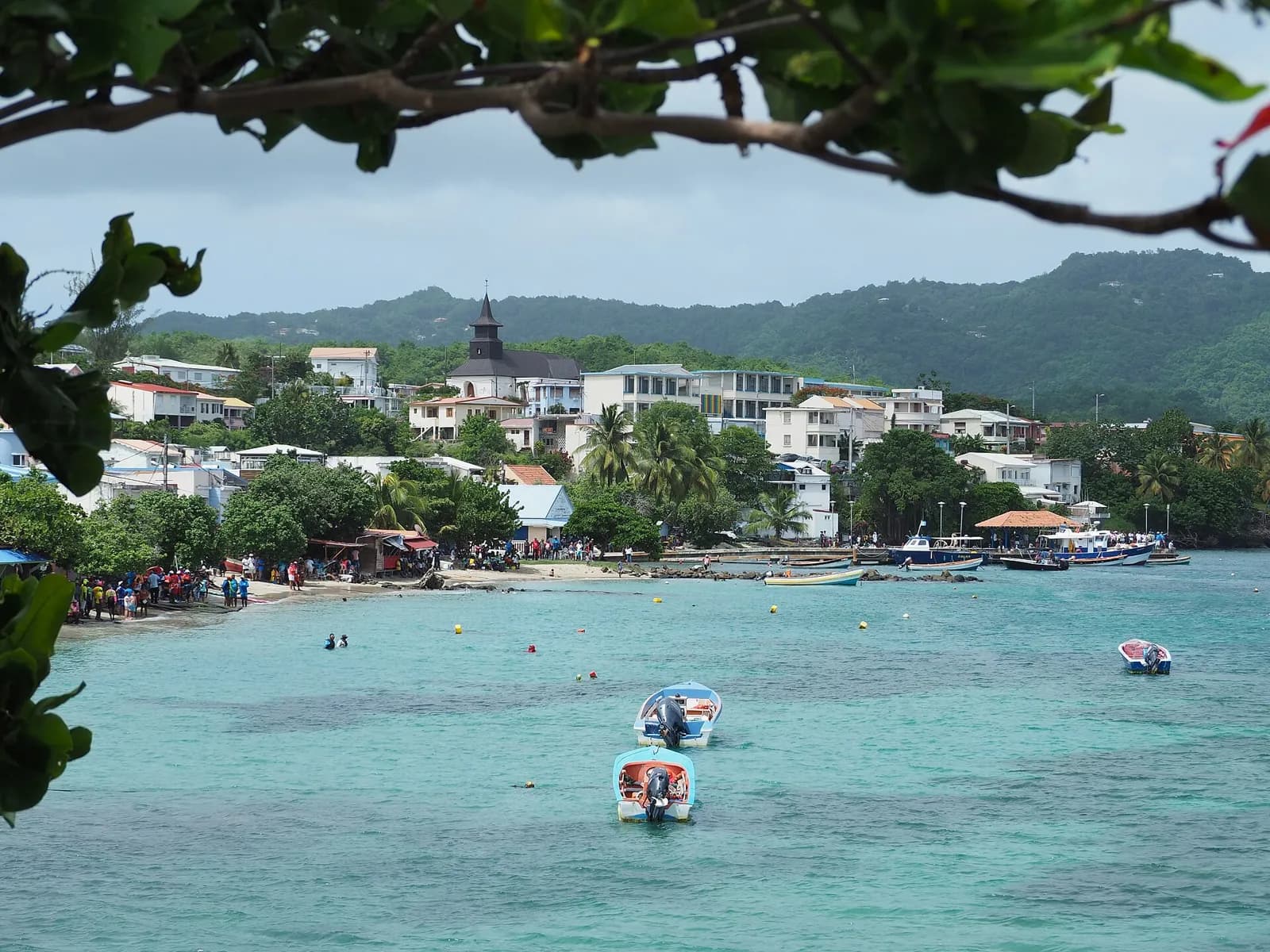 Baie de Sainte-Luce avec barques de pêche, palmiers et maisons sur la colline