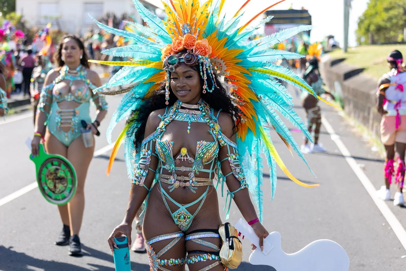 Danseuses en costumes à plumes lors d'un carnaval antillais
