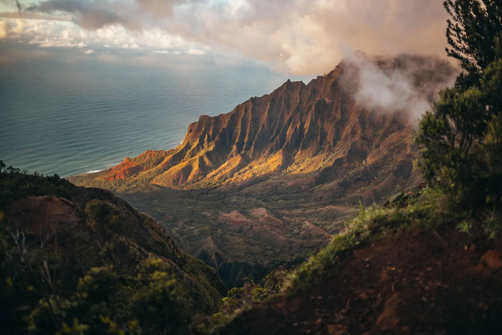 Falaises volcaniques et vallée tropicale en bord de mer